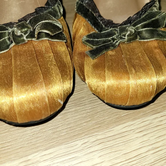 Gold satiny fabric pump - Picture 2 of 7